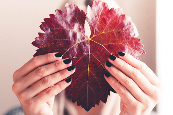 10 грешки, които Ви делят от красив, дълготраен маникюр у дома